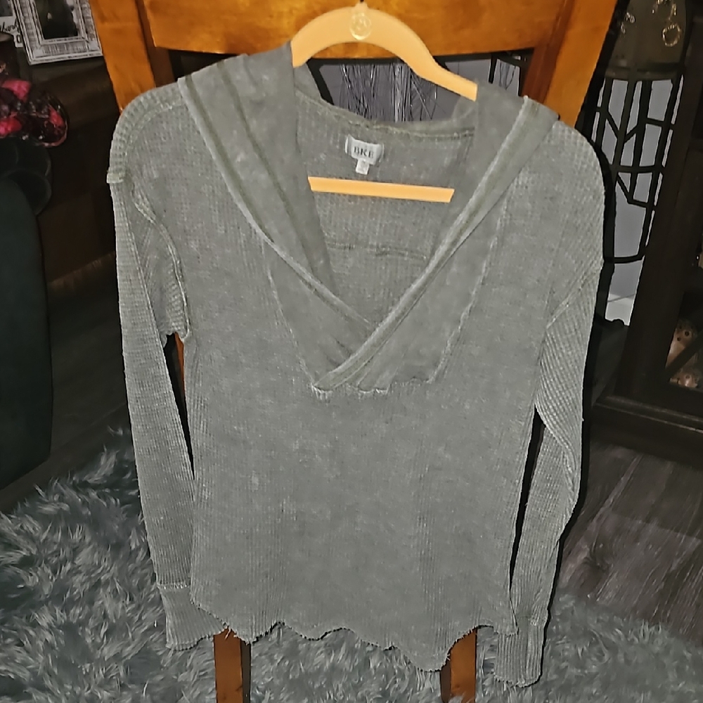 BKE Women's Green super cute hooded long sleeve top!! Size medium